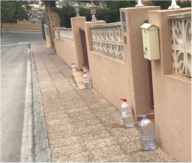 15. "Зачем в Испании выставляют бутылки с водой у домов?"