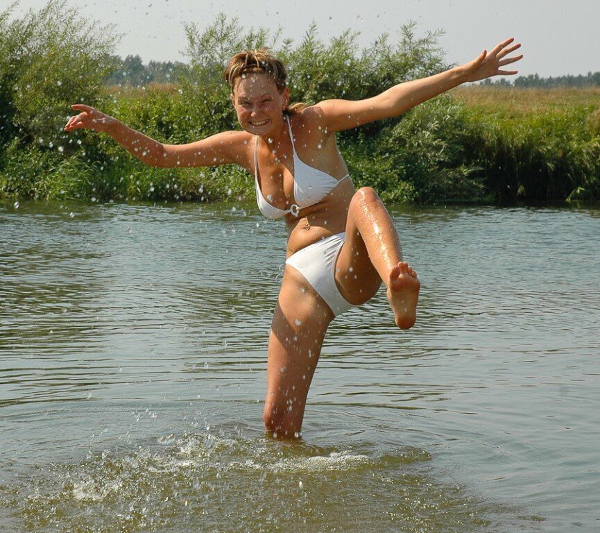 Снимай трусы купаться. Девки на речке. Девушки купаются в озере. Купается в белье на речке. Женщины купаются в реке.