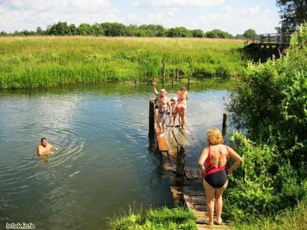 Купание в деревне. Купание на речке в деревне. Купаться летом в деревне. Лето деревня речка купание. Купаемся на речке в деревне.