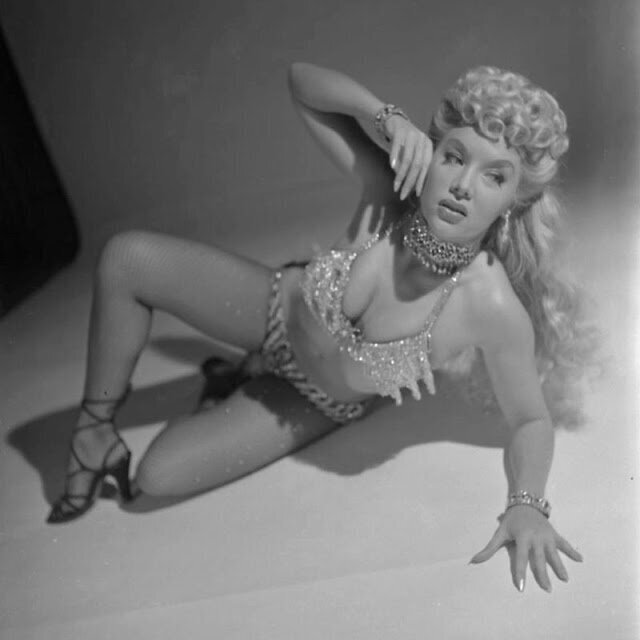 В 40-е и 50-е годы в США была очень популярна танцовщица, модель и актриса Лилли...