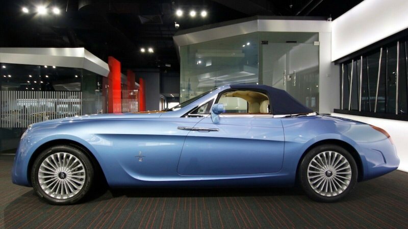 Его создали на шасси Rolls-Royce Phantom Drophead Coupe в 2008 году по заказу коллекционера Роланда Холла в единственном экземпляре.