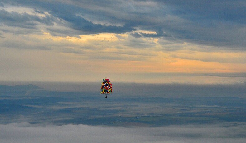 Мужчина на связке воздушных шаров улетел за сотни километров от дома