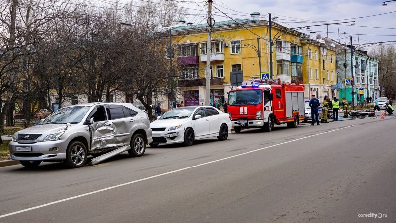 Опытный мотоциклист разбился в Хабаровском крае, проехав на красный свет