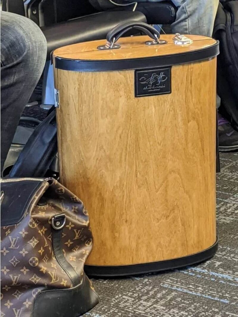 1. Вот такую сумку увидели в аэропорту. Для чего она?