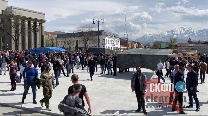 Во Владикавказе жители вышли на стихийный митинг против режима самоизоляции