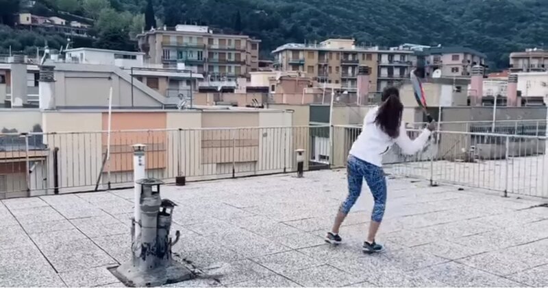 Итальянские спортсменки сыграли в теннис на соседних крышах