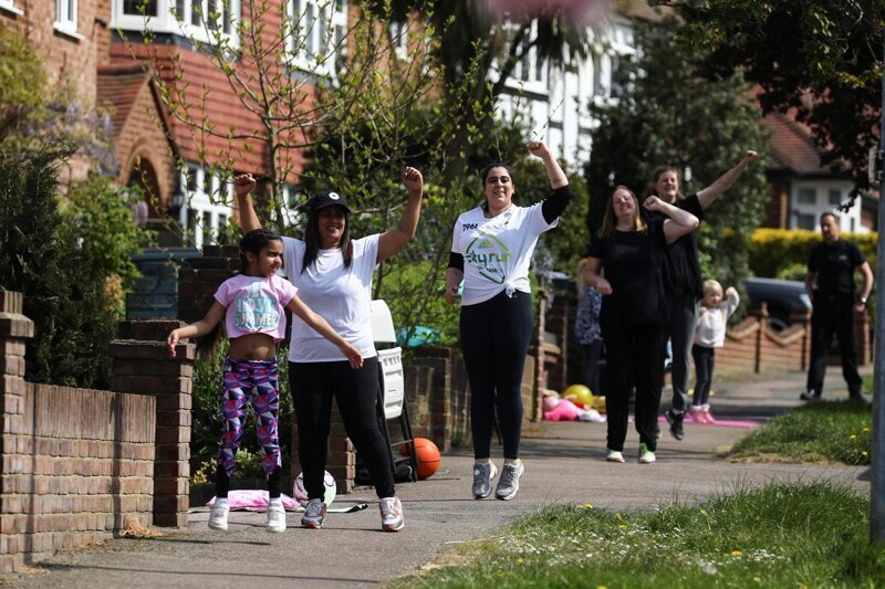 Фитнес-тренер провела занятия для всей улицы в Лондоне