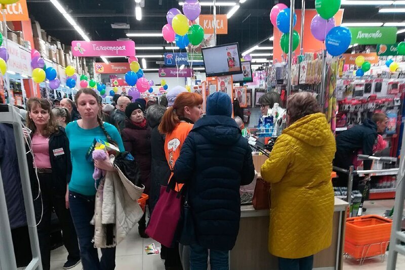 Во время карантина в Бийске с шумом провели открытие магазина. Толпа собралась на распродажу дешевых товаров в торговом центре «Ривьера»