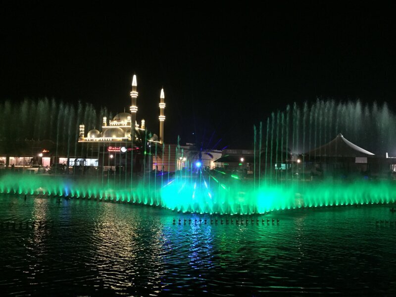 Красочные освещенные озеро музыкальный фонтан проекта в Дубае