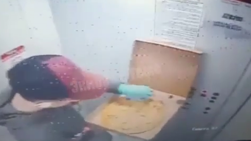 Спалился: камера в лифте зафиксировала дегустацию курьером пиццы клиента