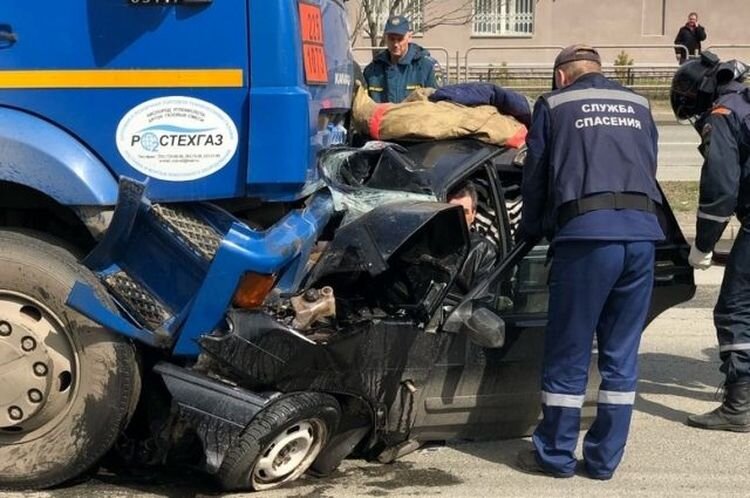 Авария дня. В Челябинске мужчина выжил после столкновения с КамАЗом