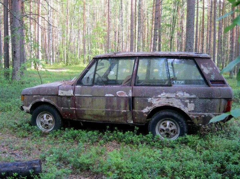 Range Rover на советских номерах в карельском лесу