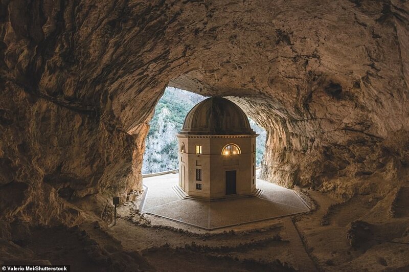 Храм Валадье, Генга, Италия