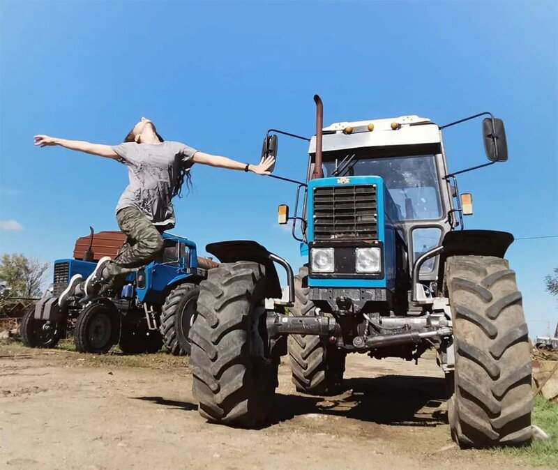 Голые девушки на тракторах (83 фото) - секс фото