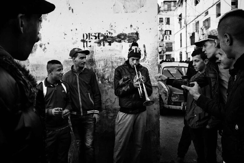Фотоистория года — история о поколении молодых алжирцев и их роли в протестном движении. (Фото Romain Laurendeau):