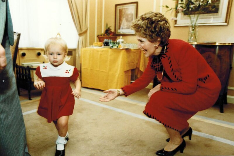 3–летняя Пэрис Хилтон убегает от бывшей первой леди США Нэнси Рейган, Нью Йорк, 1983 год