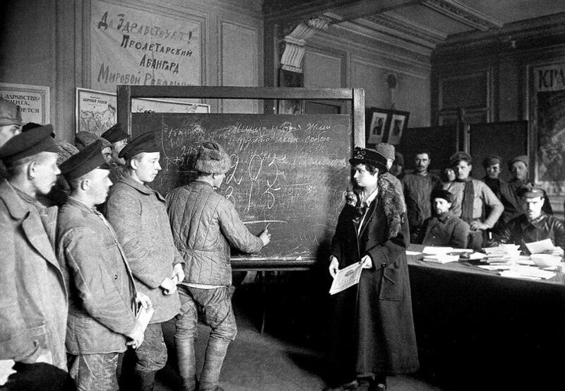 Экзамен по арифметике и русскому языку в телефонно-телеграфном дивизионе, РСФСР, 1920 год.