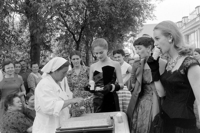 Британские модели пробуют советское мороженное. Москва, 1956