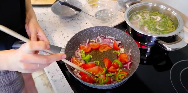 Обжарить овощи на оливковом масле.