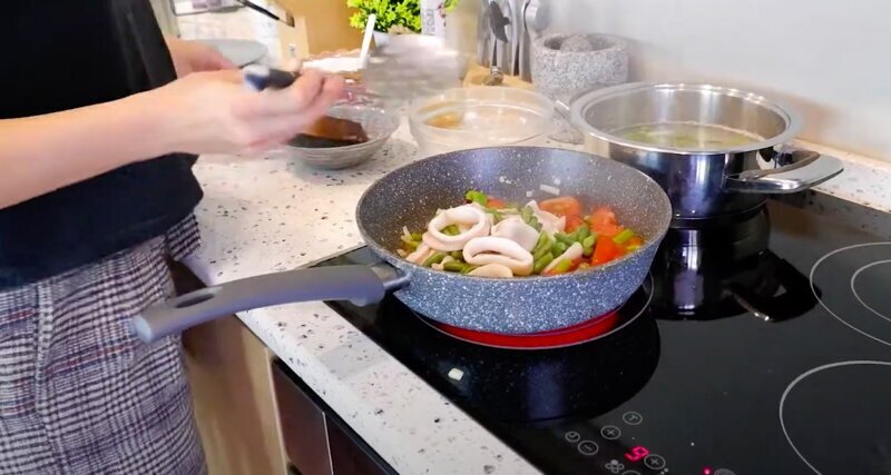 Добавить кальмар с фасолью к овощам и обжаривать еще 3 минуты. В конце добавить столовую ложку винного уксуса.