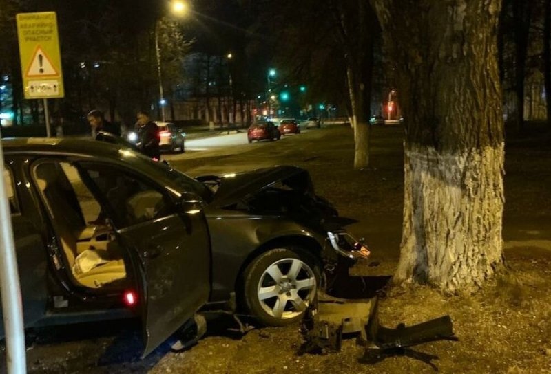Авария на машине Шкода в Ярославле у театра Волкова фото. Аварии 9 мая