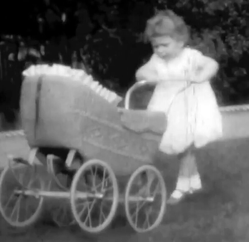 Игра с детской коляской в саду