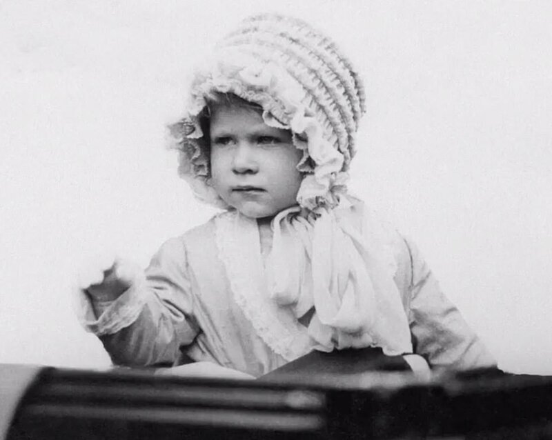 Молодая Лилибет: будущая королева в кружевном чепчике, 1928 г.