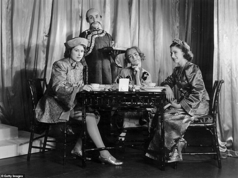 Любительский спектакль: Елизавета (слева) и Маргарет (справа) в костюмах персонажей из "Аладдина". Виндзор, 1943 г.