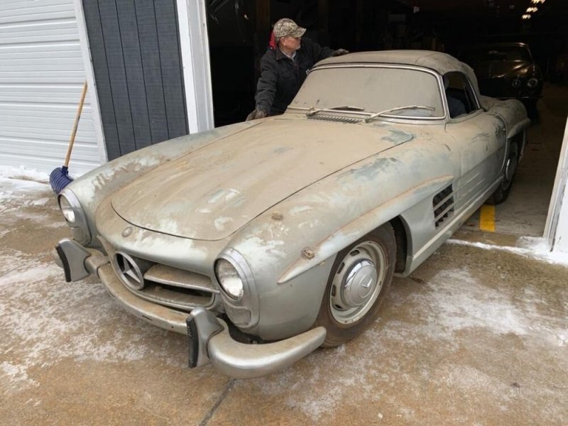 Простоял в гараже больше 40 лет: пыльный Mercedes-Benz 300 SL выставили на продажу