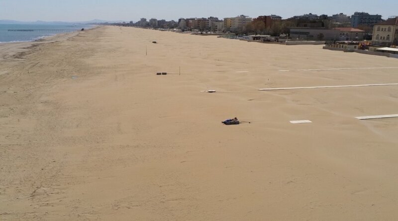 Итальянские полицейские с помощью дрона выследили отдыхающего на пустынном пляже
