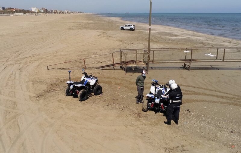 Итальянские полицейские с помощью дрона выследили отдыхающего на пустынном пляже