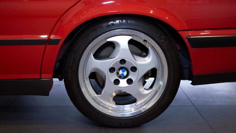 Идеально сохранившийся BMW M5 E34 в ярко-красном цвете