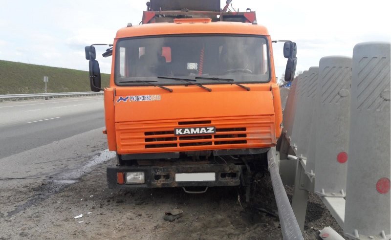 Авария дня. В Самарской области КамАЗ потерял колесо