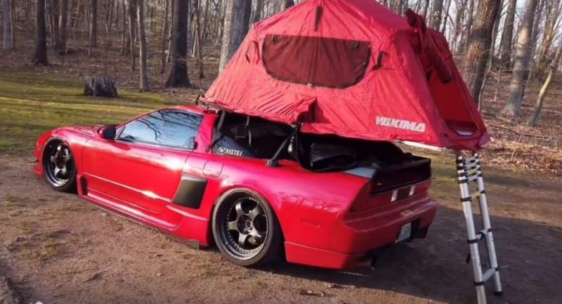 На крышу культового японского спортивного автомобиля 90-х установили палатку