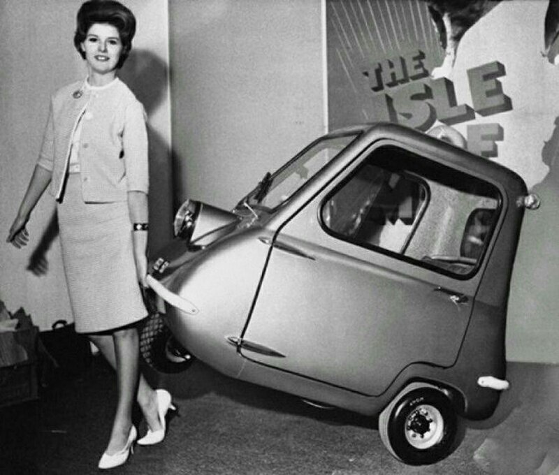 Самый маленький автомобиль в мире Peel P500. Скорость до 40 миль в час, стоимость - $418 в тогдашних ценах. Международная выставка в Лондоне, 1962 год.