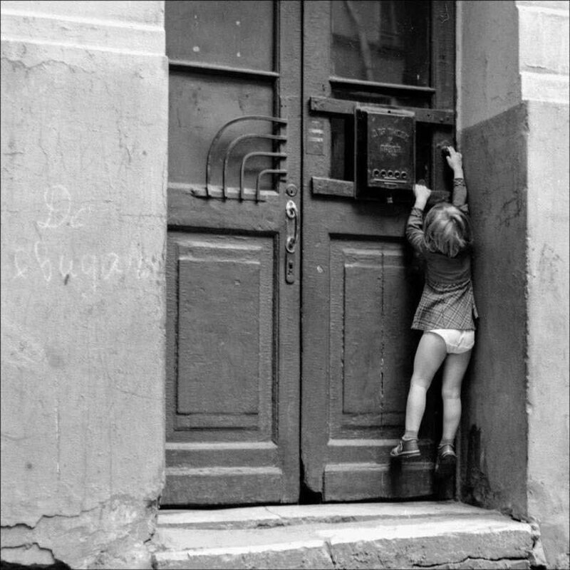  “Дверь в подъезд Булгаковского дома”, Москва, 1981. Фотограф Игорь Стомахин