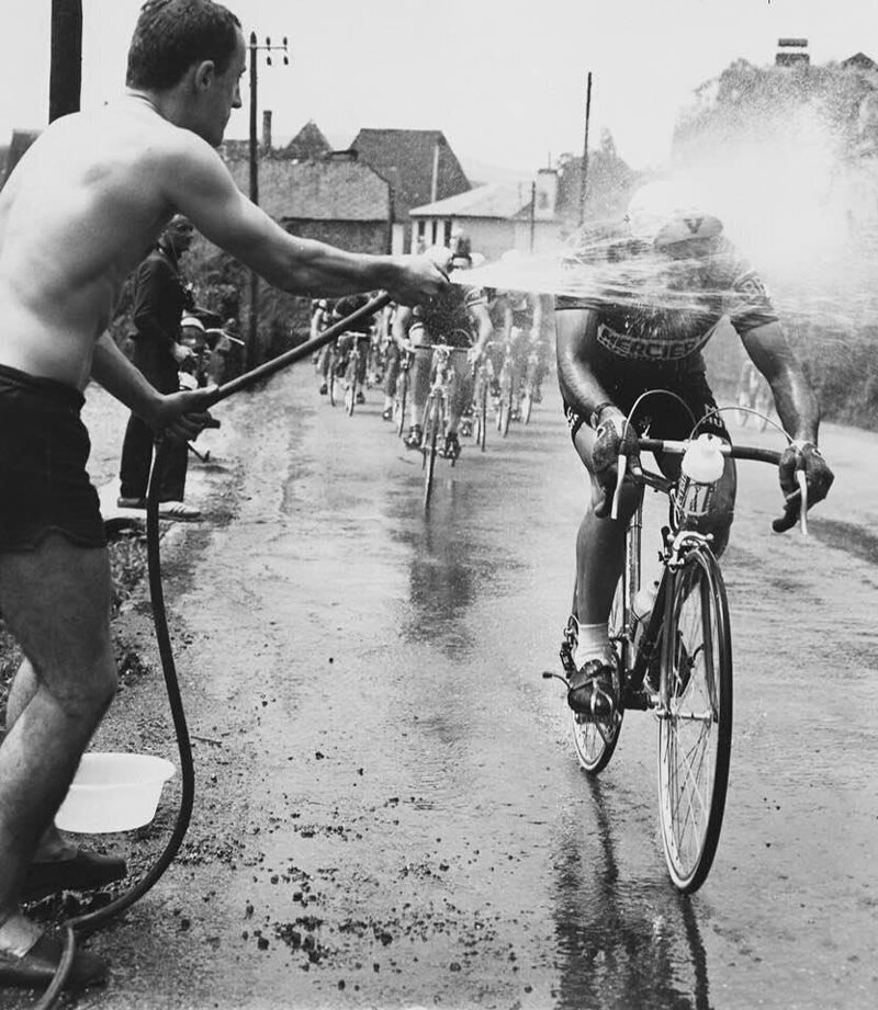 Зритель спасает от жары французского велосипедиста Жан-Пьера Жене во время гонки Тур де Франс. 9 июля 1968 года