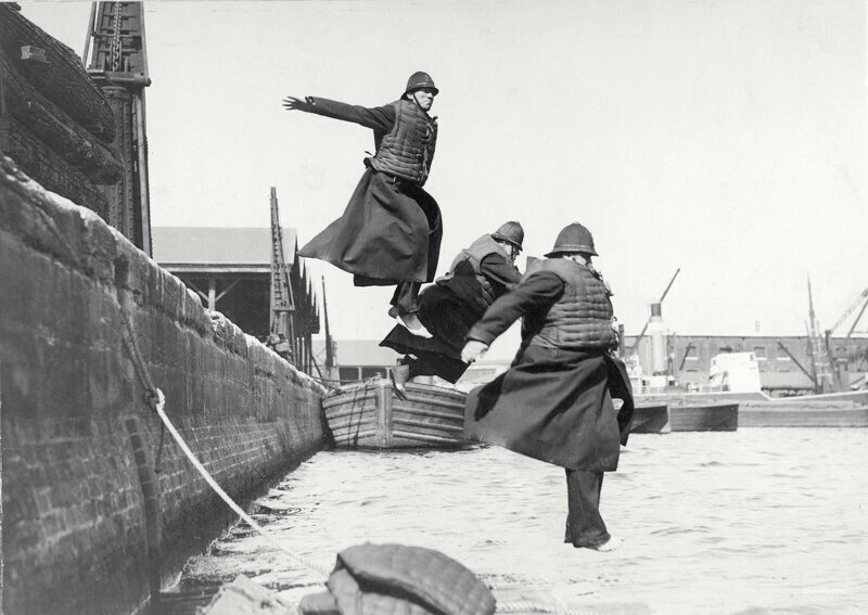 Лондонские полицейские тестируют спасательные жилеты, прыгая в Темзу, 1930-е