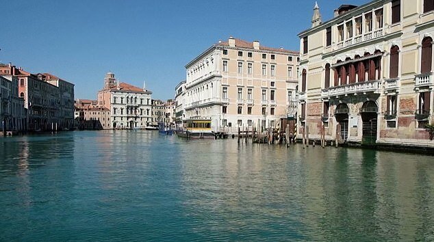 Такие достопримечательности Венеции, как площадь Сан-Марко, стали безлюдными, а гондолы - пустыми