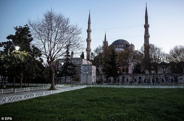 Площадь перед Голубой мечетью, Стамбул, 27 мая 2017 года - и то же место сегодня