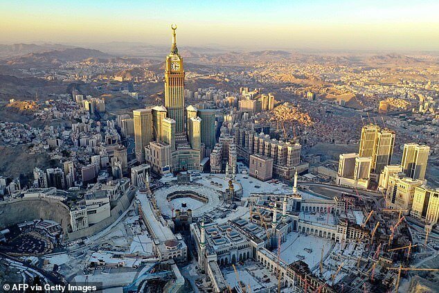 Великая мечеть Дженне и комплекс высотных зданий Абрадж аль-Бейт ("Башни Дома") в первый день Рамадана - месяца поста, священного для мусульман