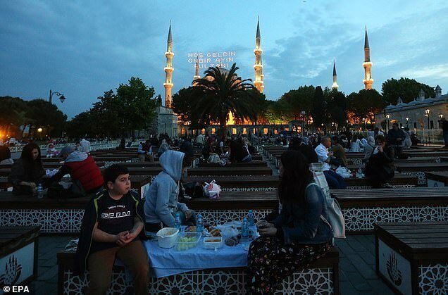Голубая мечеть, Стамбул, 16 мая 2018 года - и то же место сегодня