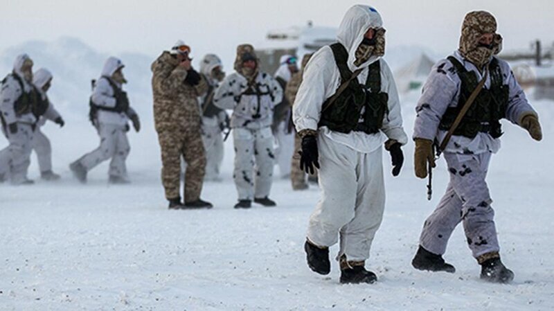 Российские десантники первыми в мире прыгнули в Арктике с высоты 10 км