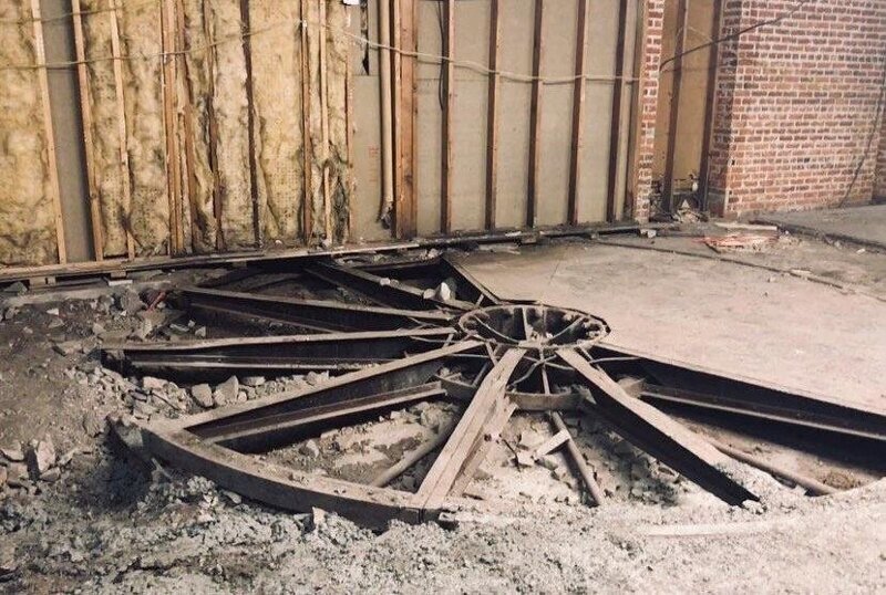9. «Обнаружили это колесо в полу местного бара во время капитального ремонта здания. Когда-то здесь был гараж. Для чего оно нужно?»