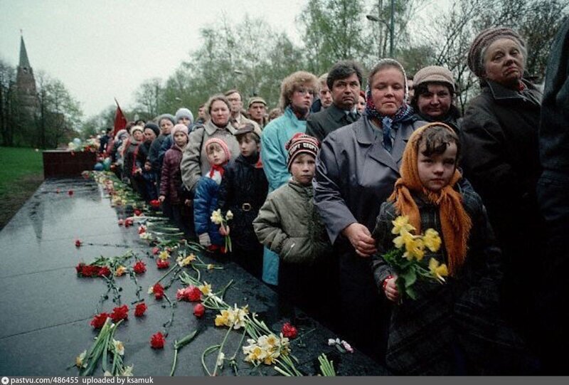 Александровский сад. Очередь к могиле Неизвестного солдата. 1988 год. Москва. 