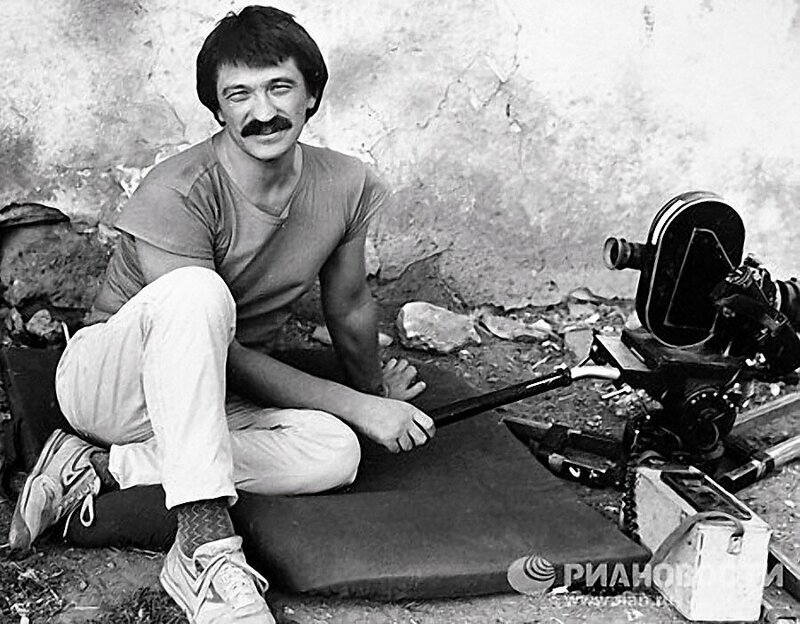 Культовый режиссёр Александр Сокуров на съёмках фильма "Дни затмения". 1988 год
