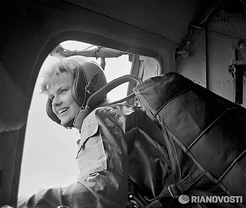 Советская актриса Александра Яковлева прыгает с парашютом. 1985 год