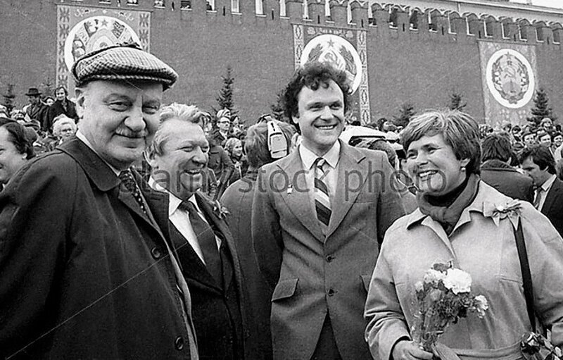 Лев Кулиджанов, Николай Ерёменко-младший и корреспондент Центрального телевидения Нинель Шахова во время первомайской демонстрации на Красной площади. 1982 год.
