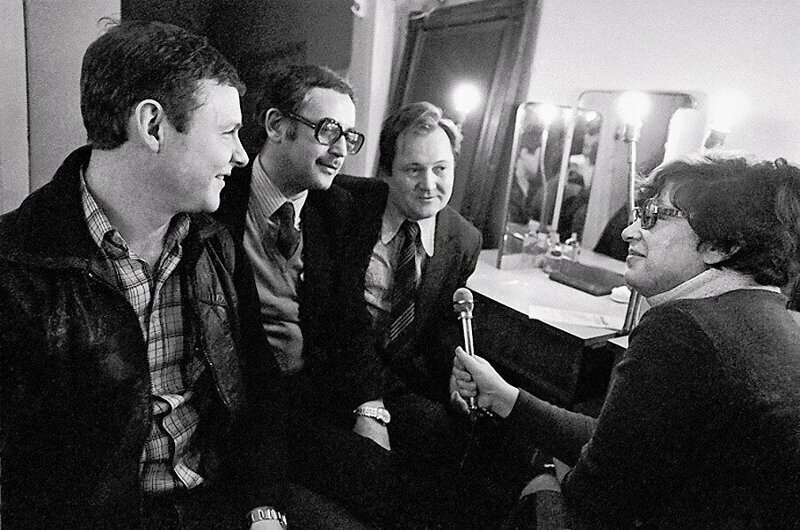 Виталий Соломин, Василий Ливанов и Виктор Павлов перед началом спектакля дают интервью. 1983 год. 