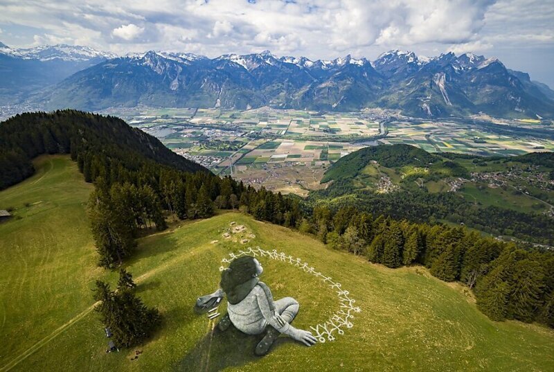 Швейцарский художник нарисовал в Альпах картину площадью три тысячи квадратных метров